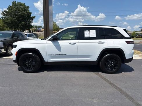 Used 2024 Jeep Grand Cherokee Altitude AWD/4WD image 5