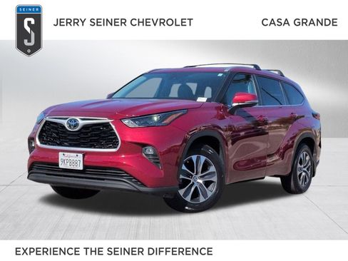 Used 2023 Toyota Highlander XLE FWD image 1
