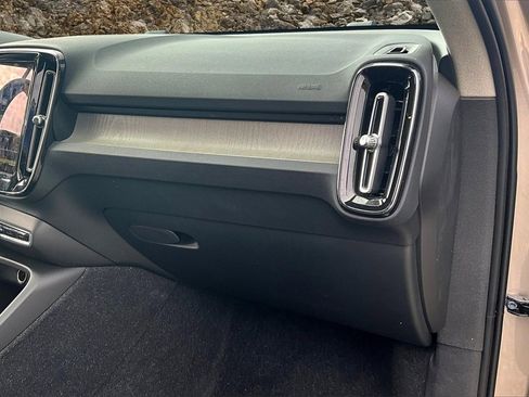 Used 2023 Volvo XC40 B5 Plus image 16