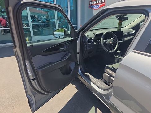 Used 2025 Chevrolet TrailBlazer LT FWD image 9