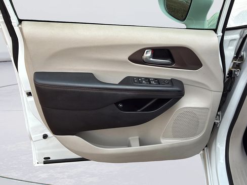 Used 2018 Chrysler Pacifica Touring-L FWD image 37