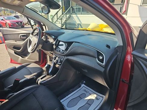 Used 2018 Chevrolet Trax LT w/ Driver Confidence Package image 18