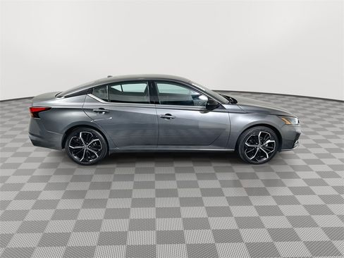 Certified 2025 Nissan Altima 2.5 SR image 9