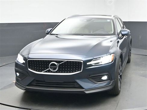 Used 2022 Volvo V60 T5 Cross Country w/ Advanced Package image 3