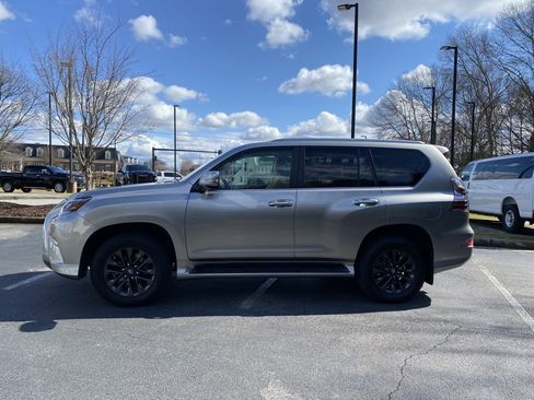 Used 2020 Lexus GX 460 Premium w/ Premium Package image 6