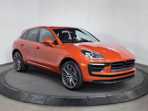 Certified 2025 Porsche Macan AWD/4WD image 9