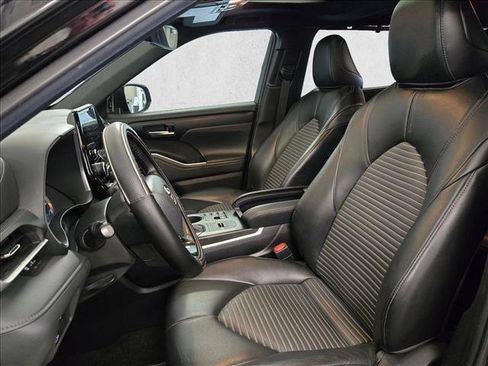 Used 2023 Toyota Highlander XSE FWD image 11