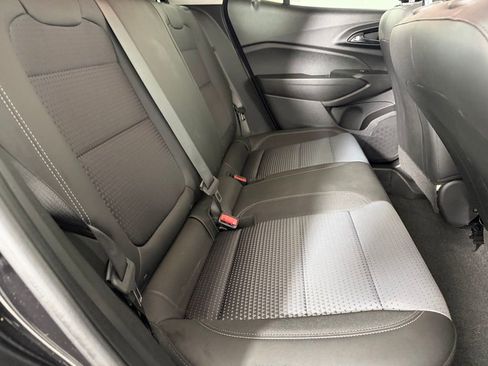 Used 2025 Chevrolet Trax LT w/ LT Convenience Package FWD image 28