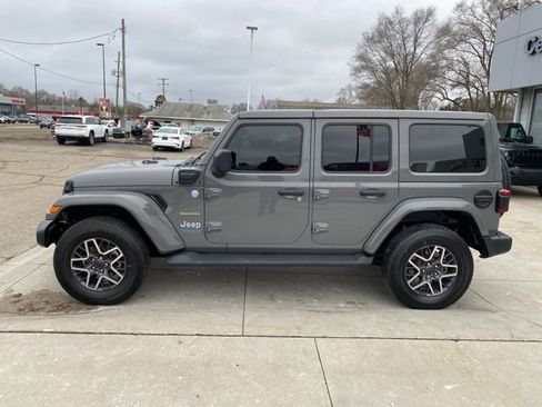 Used 2021 Jeep Wrangler Unlimited Sahara w/ Cold Weather Group image 8