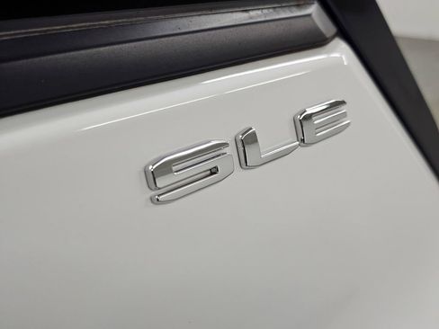 Used 2022 GMC Terrain SLE w/ Driver Convenience Package FWD image 28