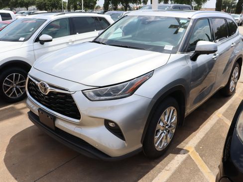 Used 2024 Toyota Highlander Limited AWD/4WD image 5