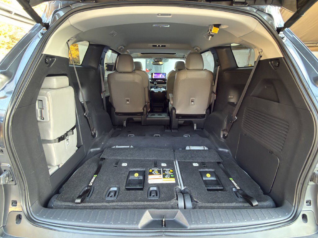Used 2025 Toyota Sienna XLE FWD image 15