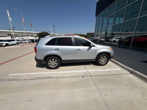 Used 2012 Kia Sorento LX w/ Convenience Pkg FWD image 4