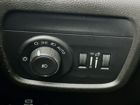 Used 2023 Jeep Grand Cherokee Limited w/ Luxury Tech Group II image 17