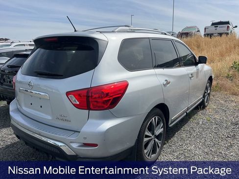 Used 2018 Nissan Pathfinder Platinum AWD/4WD image 3