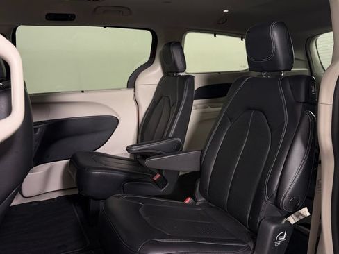 Used 2022 Chrysler Pacifica Touring-L FWD image 29