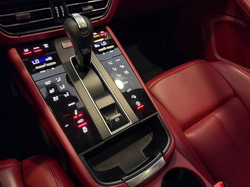 Certified 2024 Porsche Macan S AWD/4WD image 19