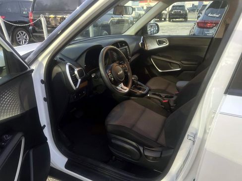 Used 2022 Kia Soul LX image 5