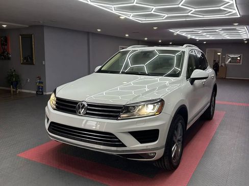 Used 2015 Volkswagen Touareg VR6 image 2