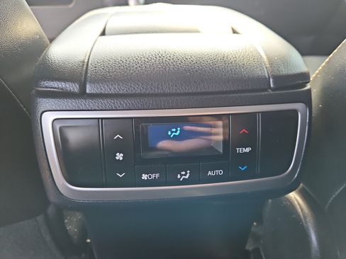Used 2018 Toyota Highlander XLE AWD/4WD image 11