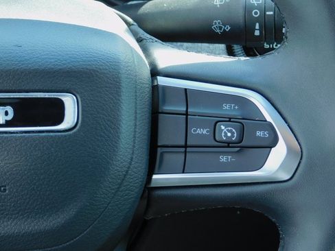 Used 2024 Jeep Compass Latitude image 16