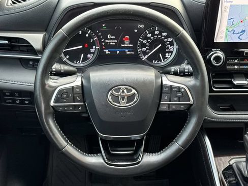 Used 2021 Toyota Highlander Limited FWD image 15