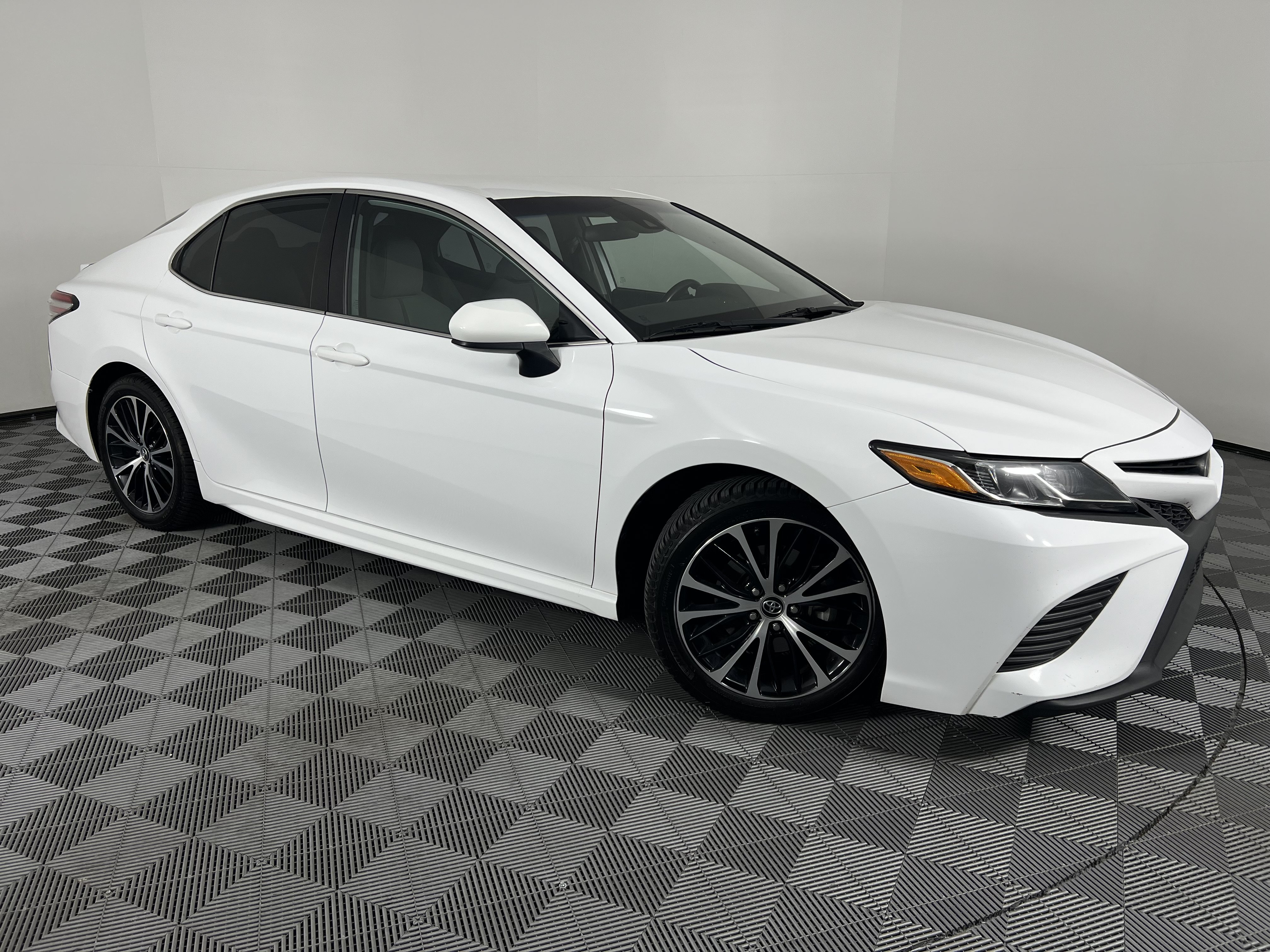 Used 2019 Toyota Camry SE FWD image 2