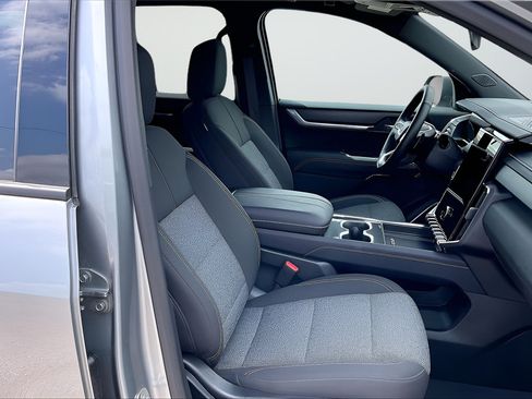 Used 2025 GMC Acadia Elevation AWD/4WD image 26