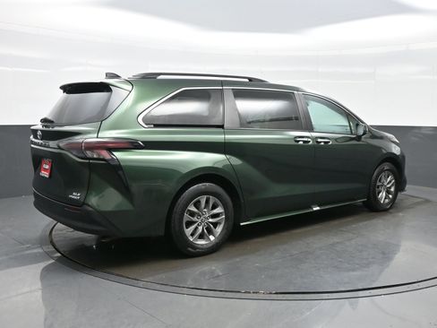 Used 2024 Toyota Sienna XLE image 6