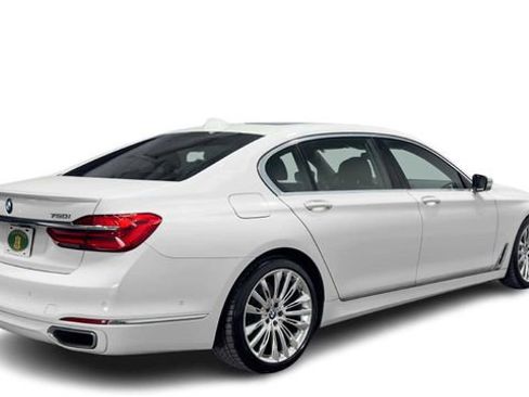 Used 2019 BMW 750i w/ Autobahn Package RWD image 2