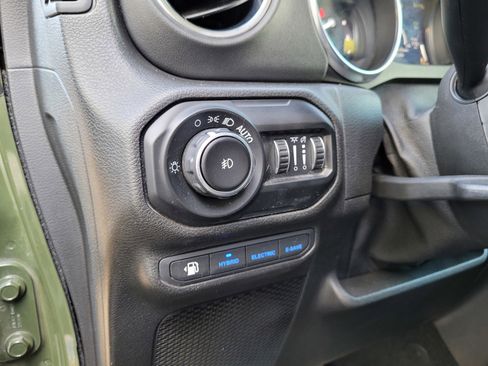 Used 2021 Jeep Wrangler Unlimited Sahara w/ Cold Weather Group image 26