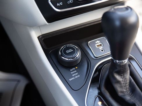 Used 2019 Jeep Cherokee Limited AWD/4WD image 16