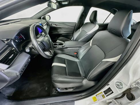 Used 2025 Toyota Camry SE FWD image 13