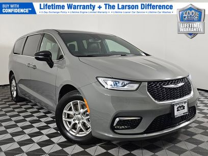 Used 2025 Chrysler Pacifica Select