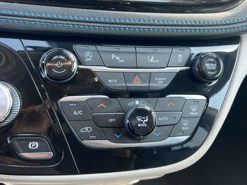 Used 2021 Chrysler Pacifica Touring-L w/ Uconnect Theater Family Group FWD image 29