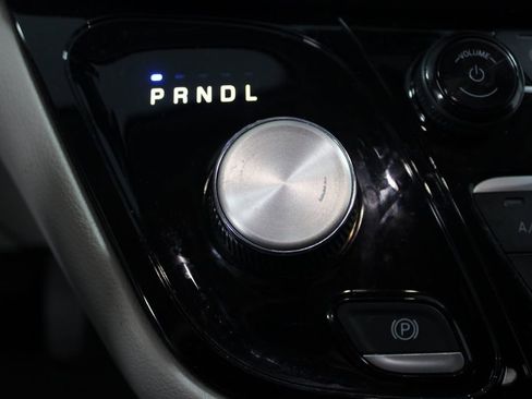 Used 2024 Chrysler Pacifica Touring-L image 21