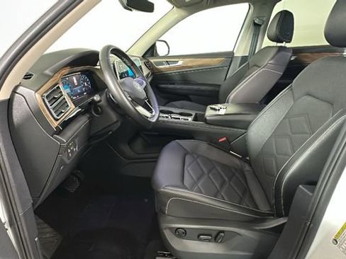 Used 2024 Volkswagen Atlas SE AWD/4WD image 12