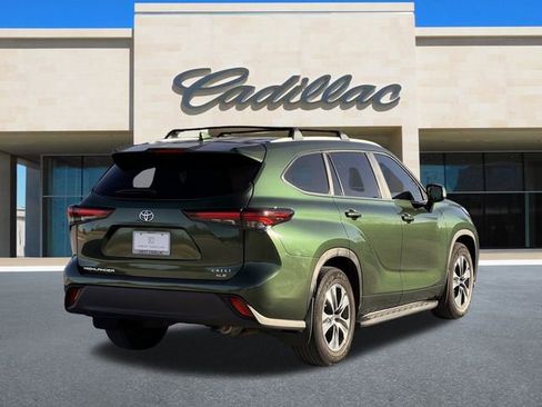 Used 2024 Toyota Highlander XLE image 3