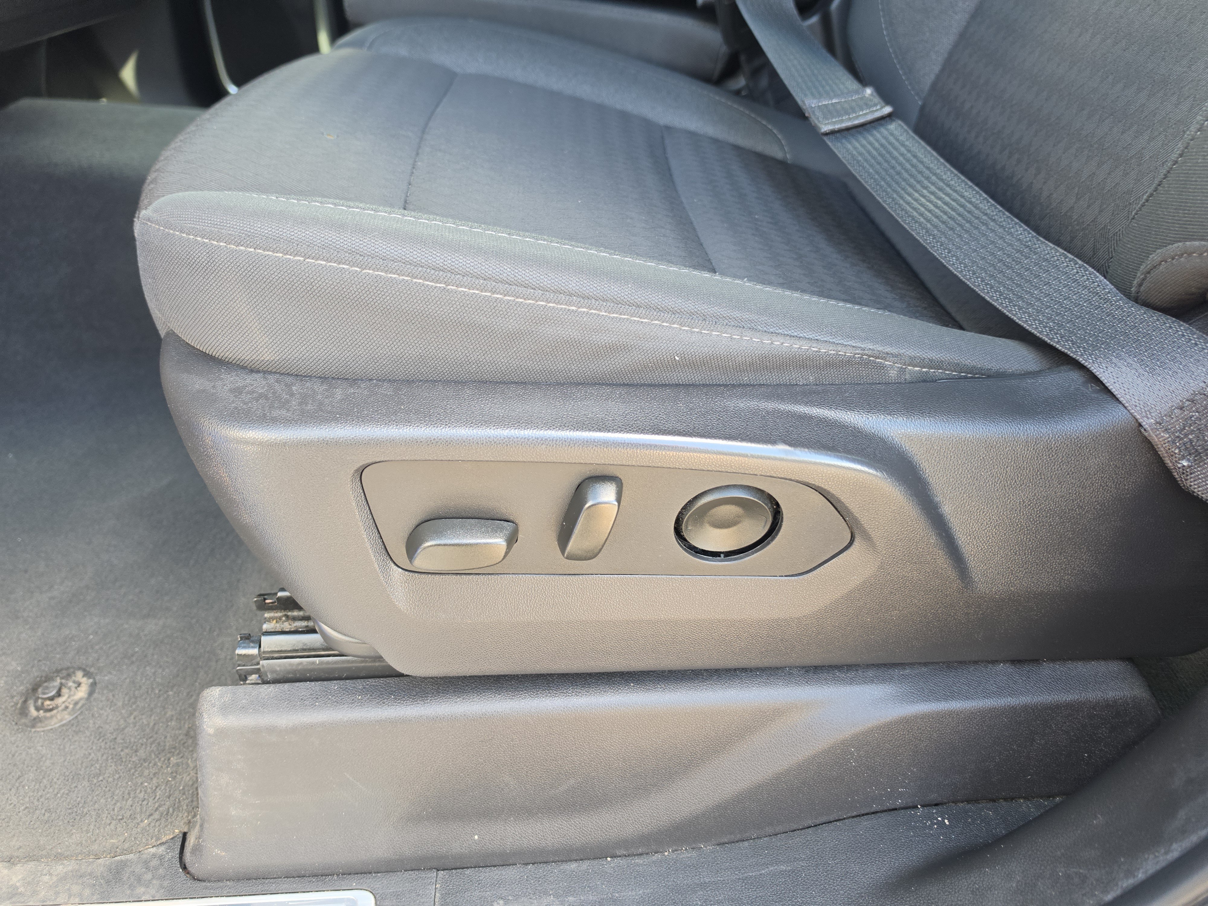 Certified 2025 Chevrolet Silverado 1500 LT AWD/4WD image 16