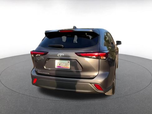 Used 2025 Toyota Highlander LE image 14
