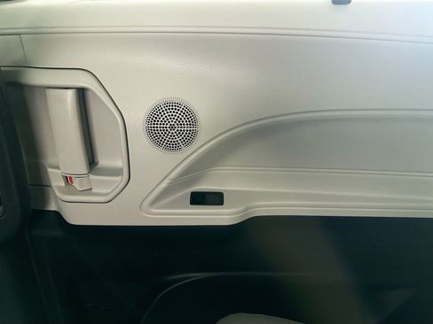Used 2026 Toyota Sienna XLE FWD image 33