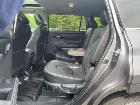 Used 2024 Toyota Highlander XLE AWD/4WD image 28