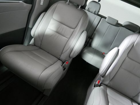 Used 2018 Toyota Sienna XLE w/ XLE Navigation Package image 12