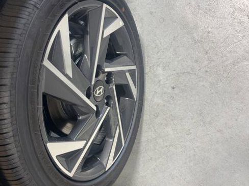 New 2025 Hyundai Elantra Limited image 31