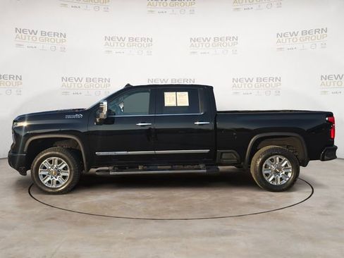 Used 2025 Chevrolet Silverado 2500 High Country w/ High Country Premium Package AWD/4WD image 2