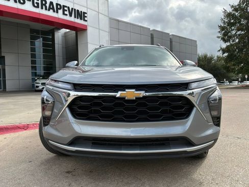 Used 2025 Chevrolet Trax LT w/ LT Convenience Package FWD image 3