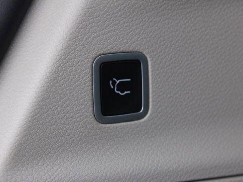 Used 2018 Chrysler Pacifica Touring-L Plus image 11