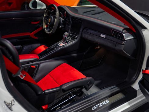Used 2018 Porsche 911 GT2 RS RWD image 3