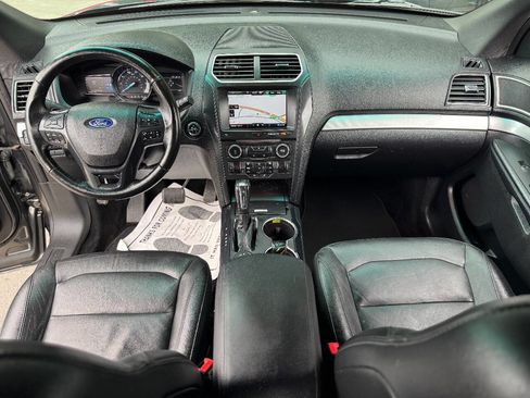 Used 2016 Ford Explorer XLT w/ Equipment Group 202A AWD/4WD image 18