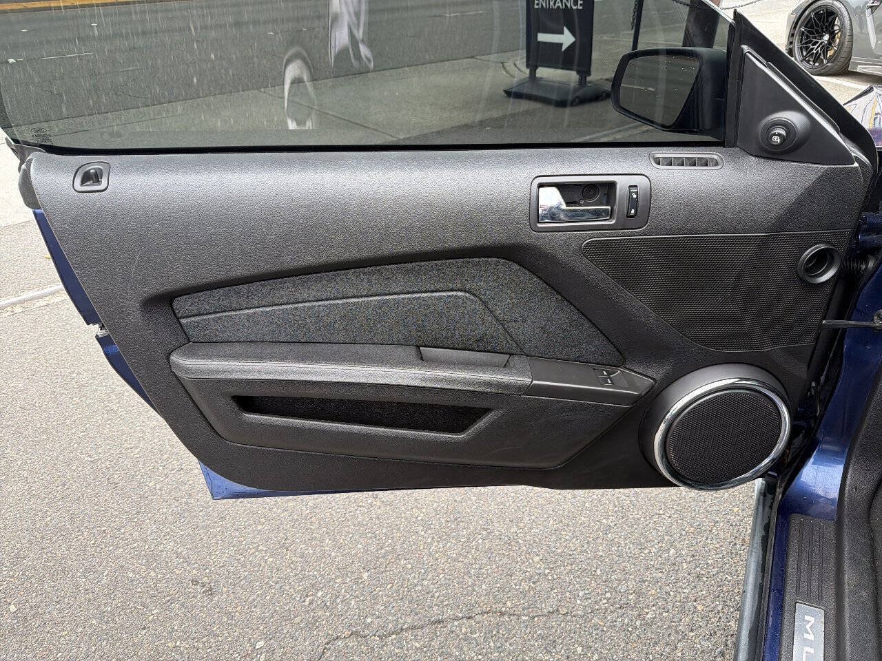Used 2010 Ford Mustang GT Premium RWD image 31
